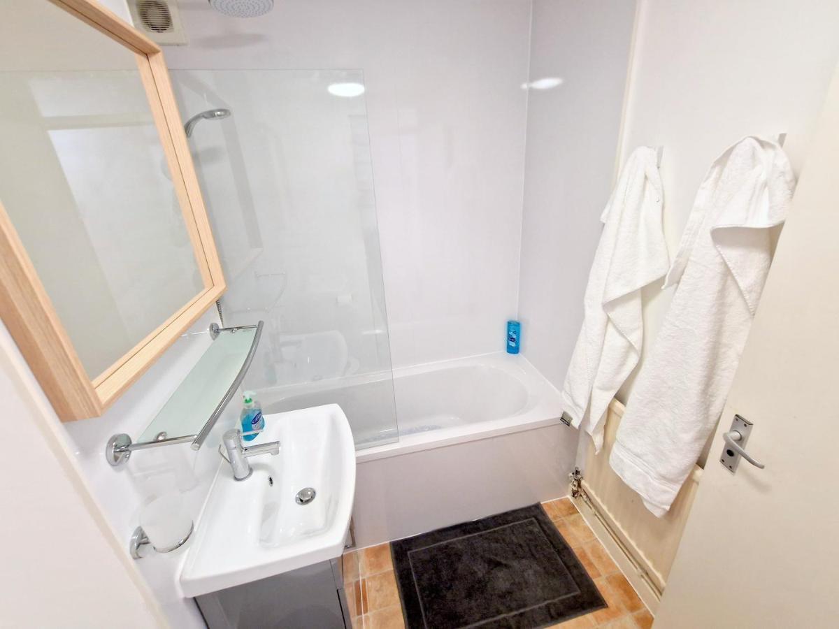 Apartamento Flat In Battersea, 5 Minutes From Clapham Junction Station Londres Exterior foto